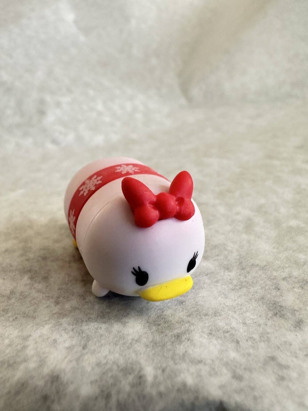 Disney Tsum Tsum Medium Vinyl Figure Christmas Edition Red Daffy Duck Bow (AA)